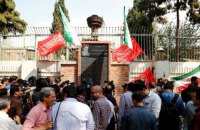На воротах бывшего посольства США в Иране появилась доска с оскорблениями