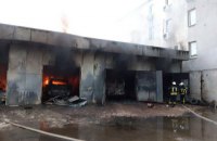 В Соломенском районе Киева сгорел автомобильный ангар