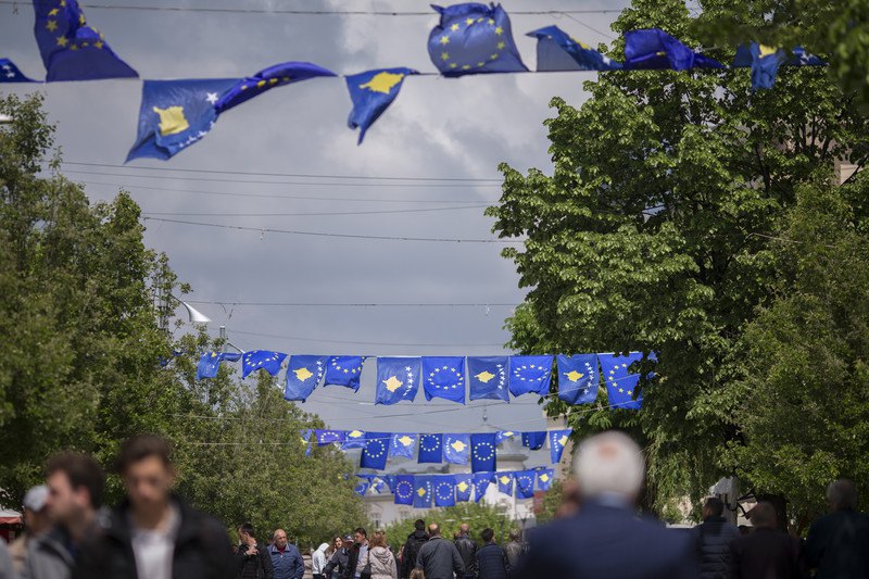 Quảng trường ở thủ đô Pristina của Kosovo được trang trí bằng cờ của Kosovo và EU, ngày 5/5/2016.