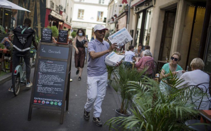 Останній паризький газетяр отримає нагороду від давнього покупця – Макрона