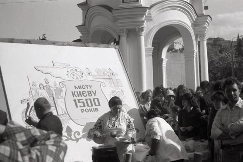 1982 року в Києві відзначали 1500-річчя заснування Києва. На знімку — відкриття зруйнованого більшовиками фонтану
«Самсон» на Подолі.