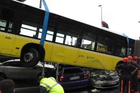 В Турции автобус расплющил несколько автомобилей