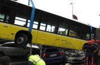 В Турции автобус расплющил несколько автомобилей