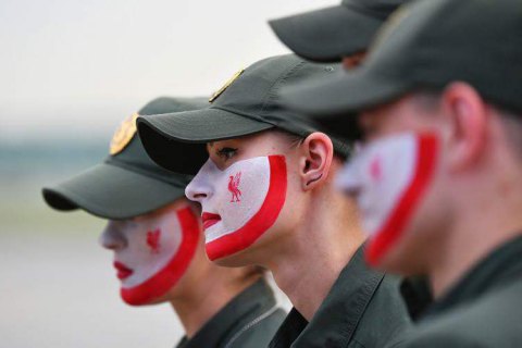 Українські прикордонники розмалювали обличчя в кольори "Ліверпуля" (оновлено)