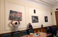 Лоток з шаурмою і Рада з пінгвінами: Офіс президента прикрасили картинами молодих художників