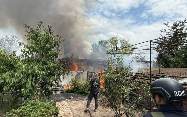 На Дніпропетровщині через російські обстріли спалахнули пожежі