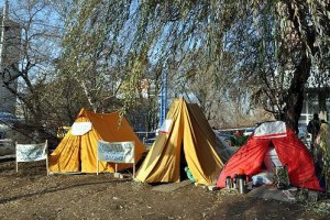 В Луганске чернобыльцы разбили палатки под окнами ОГА