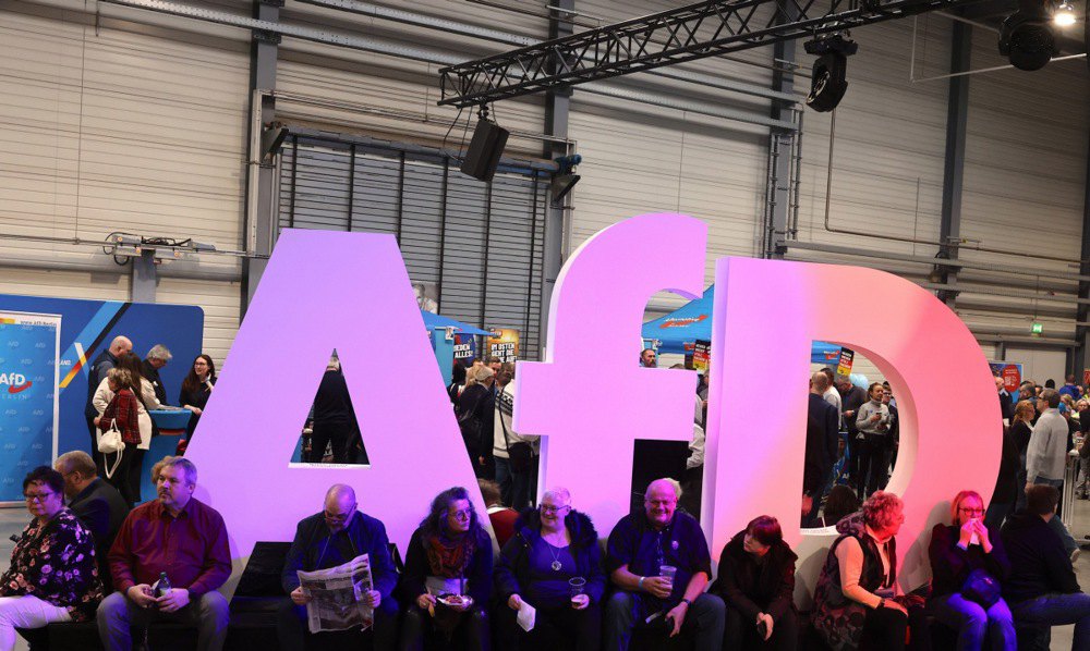 Прихильники <i>AfD</i> під час передвиборчої кампанії партії в Галле, 25 січня 2025 року.