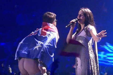 Мужчине, оголившему зад во время Евровидения, избрали меру пресечения в виде личного обязательства