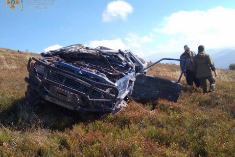 На Закарпатті рятувальники надали допомогу двом чоловікам, які на джипі хотіли заїхати на вершину, але перекинулися