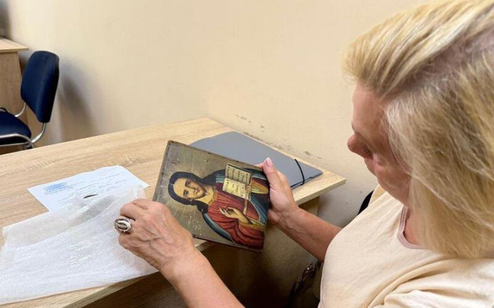 У фонди музеїв у Херсоні та на Харківщині передали артефакти від бронзової доби до ХХ століття