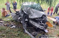 На Волыни легковой автомобиль с 12 людьми врезался в дерево, погибли трое