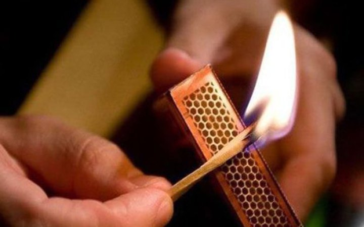 ​​У Києві чоловік підпалив відділення Укрпошти, вважаючи, що "допомагає СБУ"