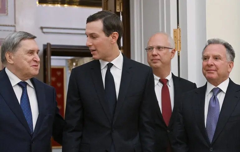Спецпосланник президента США Стів Віткофф (праворуч), зять Трампа Джаред Кушнер (другий ліворуч), гендиректор Російського фонду
прямих інвестицій Кіріл Дмітрієв та радник президента РФ Юрій Ушаков (лівовуч) під час зустрічі у Кремлі, 2 грудня 2025 року