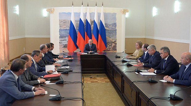 Путин на совещании Совета безопасности РФ в аэропорту Бельбек в Крыму, 19 августа 2016 года.