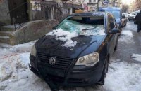 В Киеве упавшая с крыши глыба льда разбила два автомобиля