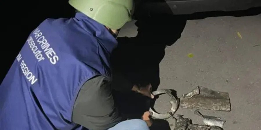 Працівник прокуратури оглядає залишки реактивного КАБа, яким РФ вдарила по містечку Лозова на Харківщині, 18
жовтня 2025 року
