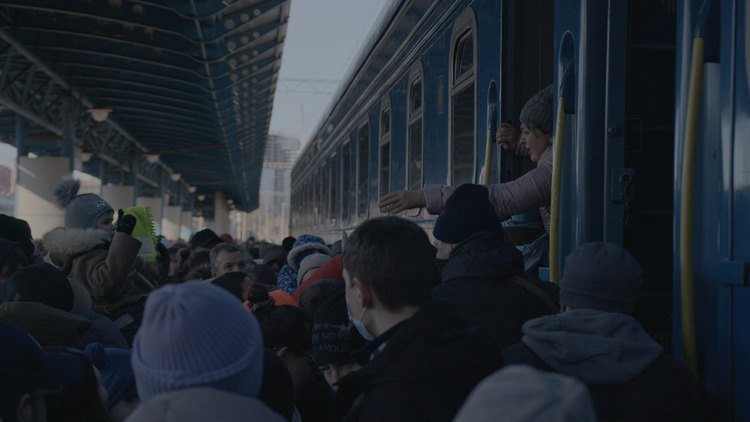 кадр з фільму "Пісні землі, що повільно горить"