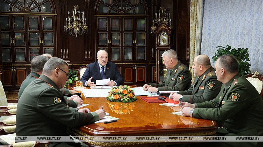 Лукашенко на встрече с руководством вооруженных сил Беларуси рассказал о совместных военных учения с Россией, 17 января 2022