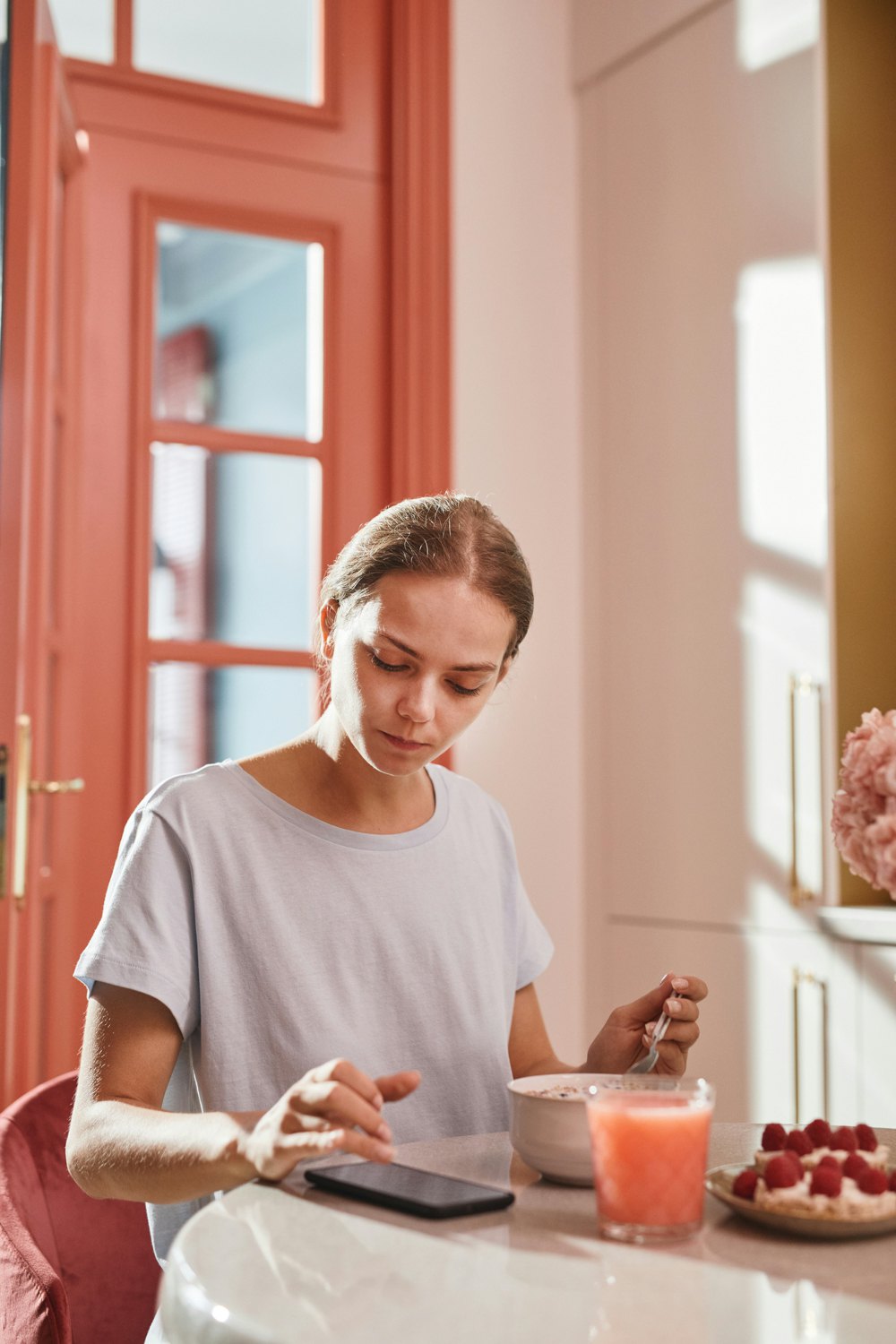 Жінка снідає.