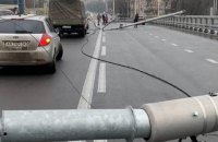 На новопостроенном Шулявском мосту попадали опоры освещения