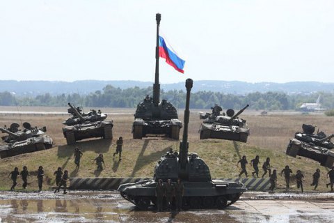 Россия стягивает танки к границе с Украиной, - Bloomberg