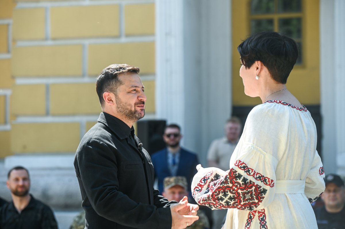 Президент Володимир Зеленський вручає нагороду Соні Кошкіній