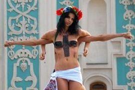 FEMEN в знак протеста распяли активистку (ФОТО+ВИДЕО)
