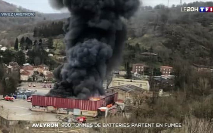 У Франції зайнялася пожежа на складі з 900 тоннами батарейок