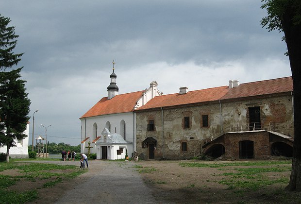 Двор Староконстантиновского замка. В XVI в. он был застроен деревянными зданиями