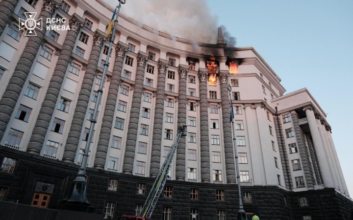 Росія влаштувала атаку дронами й ракетами. Лунали вибухи в Києві та інших регіонах, вбито немовля, пошкоджено будівлю уряду