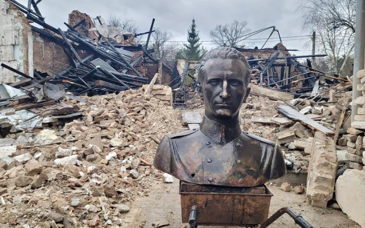 У Львові з-під завалів музею, який знищили росіяни, дістали вціліле бронзове погруддя Шухевича
