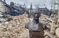 У Львові з-під завалів музею, який знищили росіяни, дістали вціліле бронзове погруддя Шухевича