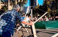 Протестувальники знесли паркан навколо знищеного забудовником парку в Запоріжжі