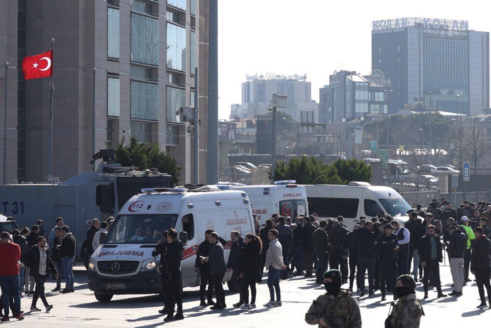 Поліція та швидкі перед будівлею Стамбульського суду, 6 лютого 2024 р.