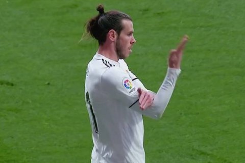 Игроки "Реала" разговаривают с Бэйлом при помощи жестов
