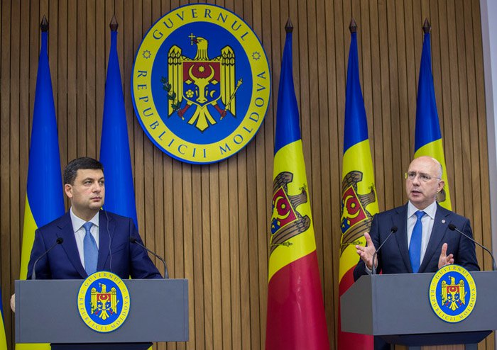  Прем'єр-міністр Молдови Павел Філіп і прем'єр України Володимир Гройсман відповідають на запитання журналістів під час спільної
прес-конференції в Кишиневі, Молдова, 5 жовтня 2018.