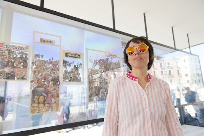 Жанна Кадирова на тлі своєї роботи в українському павільоні в Венеції, 2015