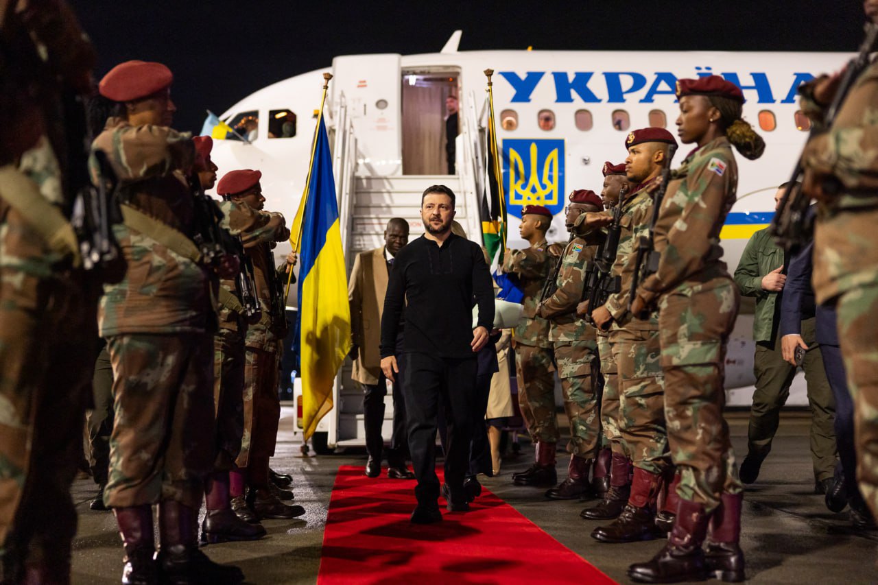 Президент Володимир Зеленський з дружиною прибуває у ПАР для зустрічі із Президентом Сирілом Рамафосою та представниками політичних, громадських і студентських спільнот країн Африки. 24 квітня 2025 року
