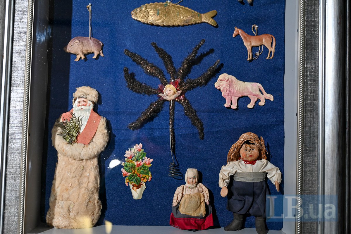 Прикраси початку 20 століття - в основному з вати і паперу, картону