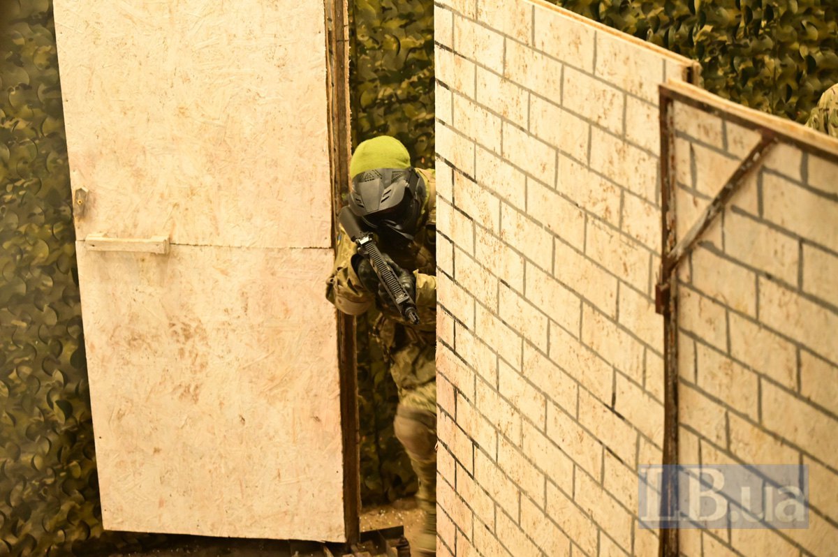 Зачистка будівлі страйкбольною зброєю 