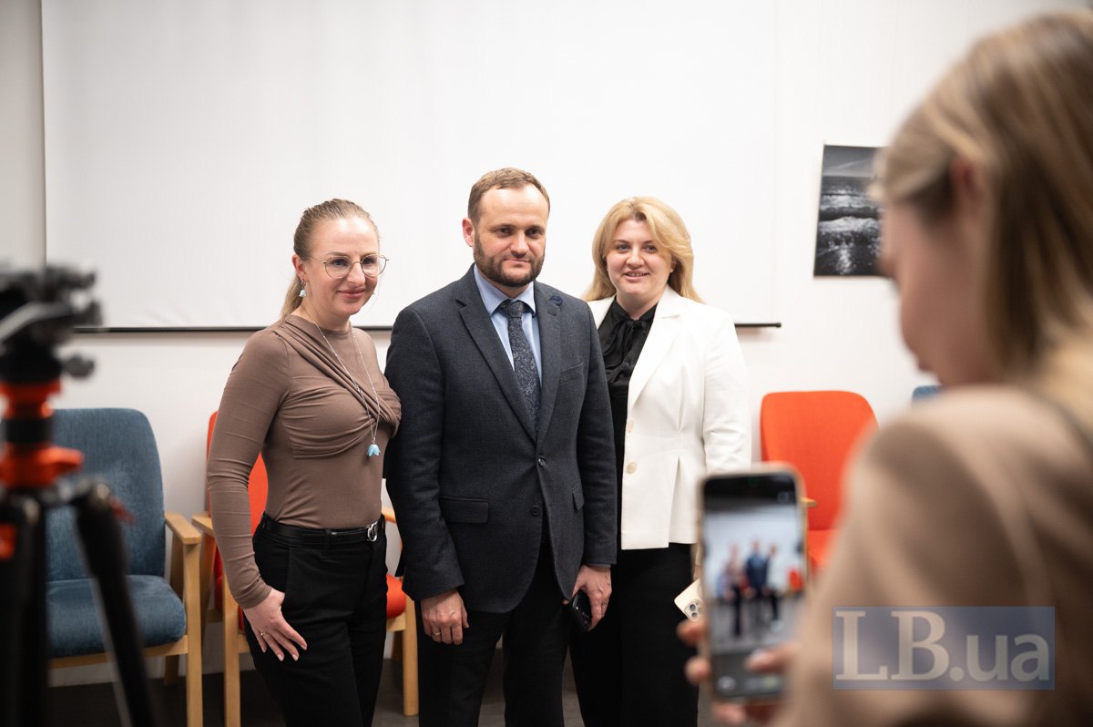 Олексій Кулеба (в центрі)