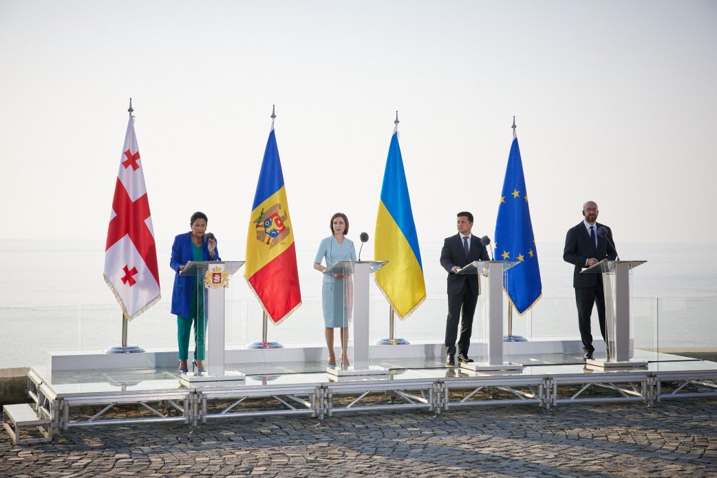 Глави держав Асоційованого тріо та президент Європейської ради Шарль Мішель під час першого саміту в Батумі, 19 липня 2021