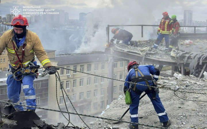 Головне за ніч та ранок понеділка, 7 квітня: 165 боєзіткнень, ліквідація наслідків удару по столиці