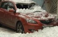 В Киева глыба снега раздавила автомобиль