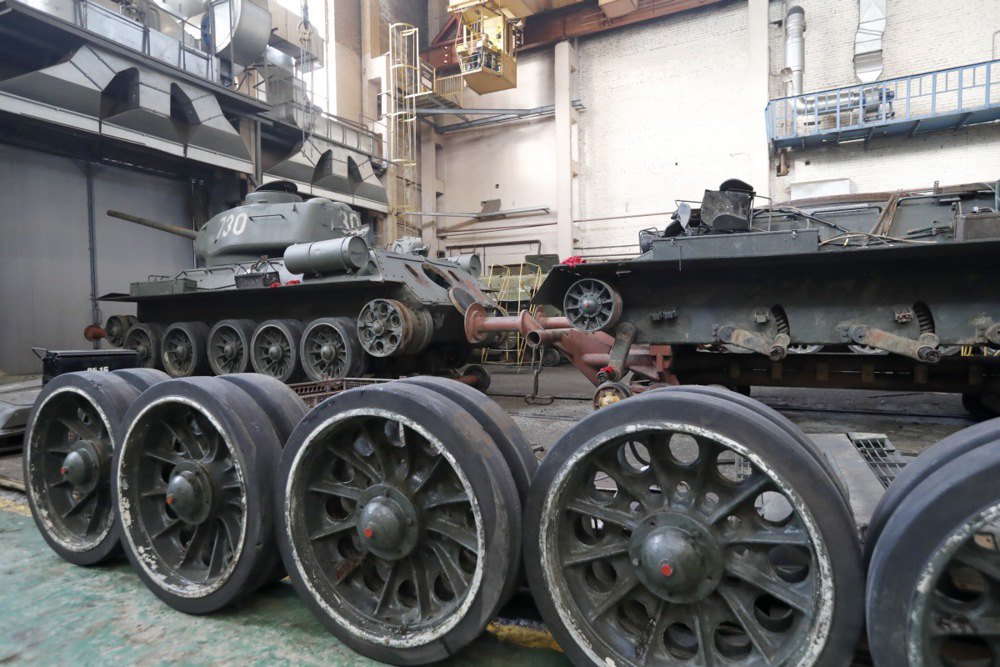 Ремонт танків Т-34-85 на бронетанковому заводі концерну «Уралвагонзавод» у Стрєльні поблизу Санкт-Петербурга.