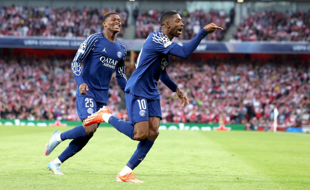 Усман Дембеле святкує гол на старті поєдинку