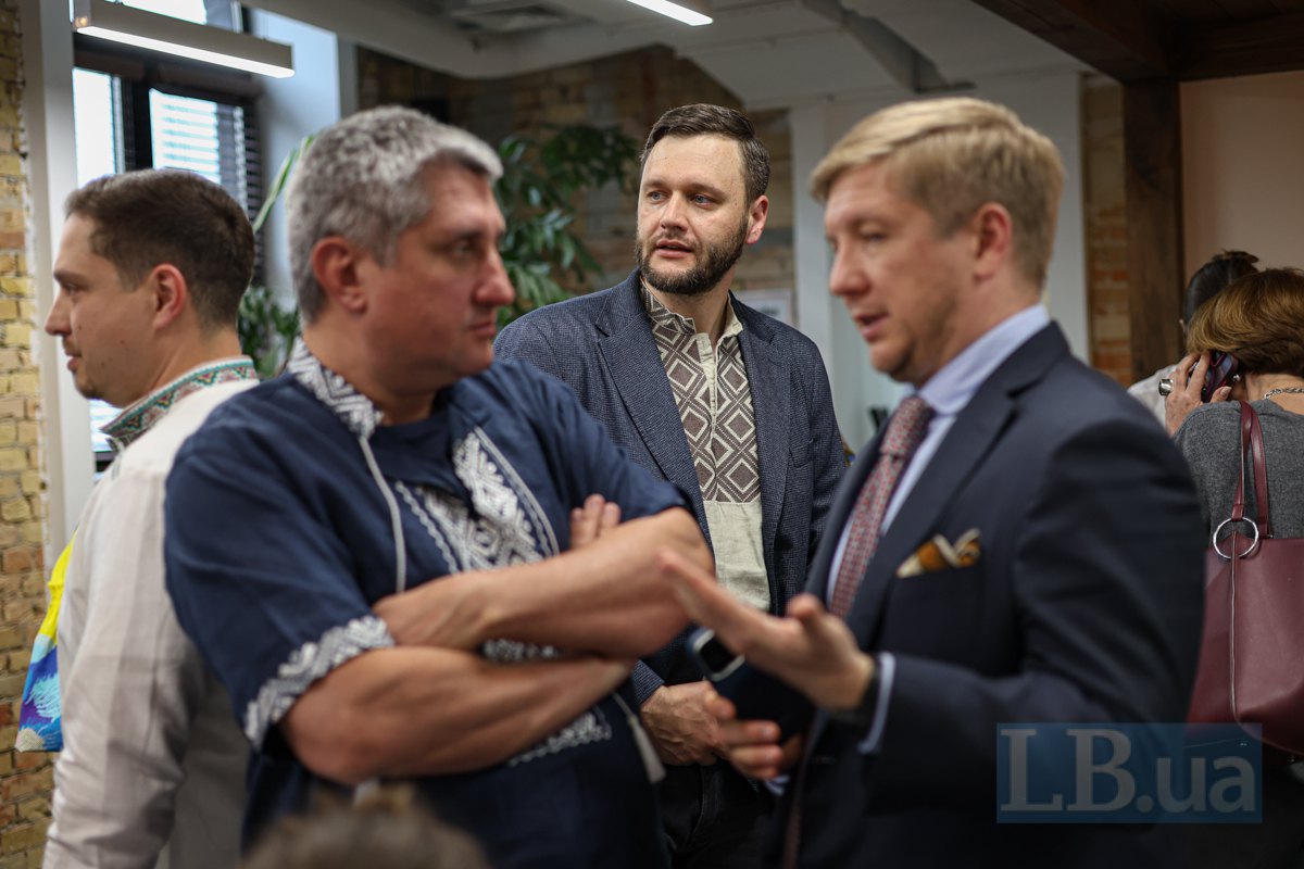 очільник НАЗК Віктор Павлущик (в центрі) і колишній очільник «Нафтогазу» Андрій Коболєв (праворуч)