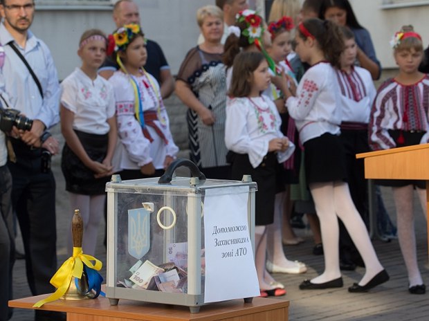 1-е сентября киевской школе №309, где зачислены на обучение около 80 детей переселенцев из зоны АТО