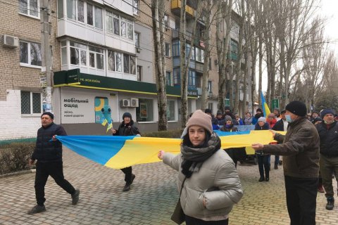 На Херсонщині люди вийшли на вулиці з українською символікою та патріотичними плакатами